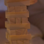 Семейная пара играет вместе за столом дома