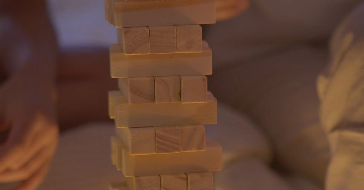 Семейная пара играет вместе за столом дома