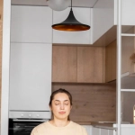 Семейная пара обсуждает баланс между досугом и семейными ценностями