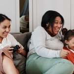 Семейная пара наслаждается совместной игрой дома