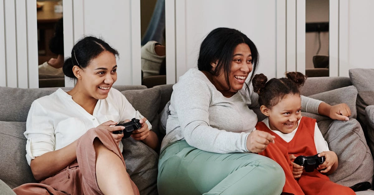 Семейная пара наслаждается совместной игрой дома