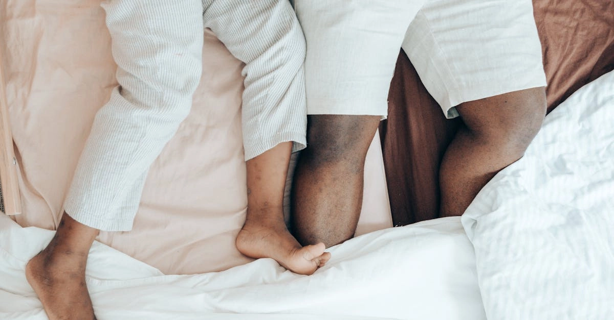 Семейная пара играет вместе, укрепляя отношения через совместный досуг