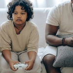 Семейная пара обсуждает совместный досуг и развлечения дома