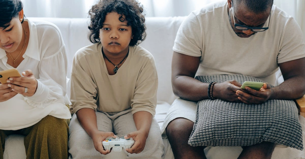 Семейная пара обсуждает совместный досуг и развлечения дома