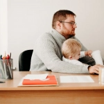 Семейная пара обсуждает правила ответственного досуга и развлечений