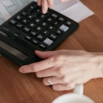 Семейная пара обсуждает финансовые решения за столом