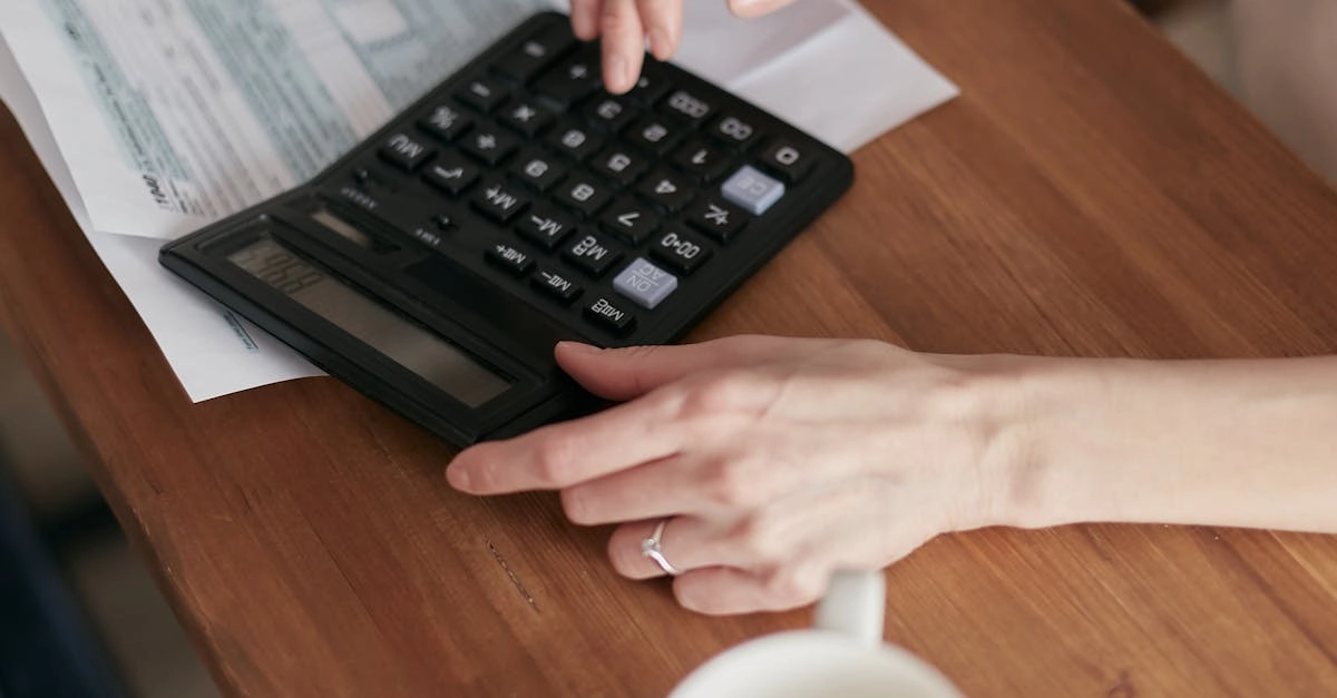 Семейная пара обсуждает финансовые решения за столом