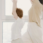 Семейная пара обсуждает планы досуга дома