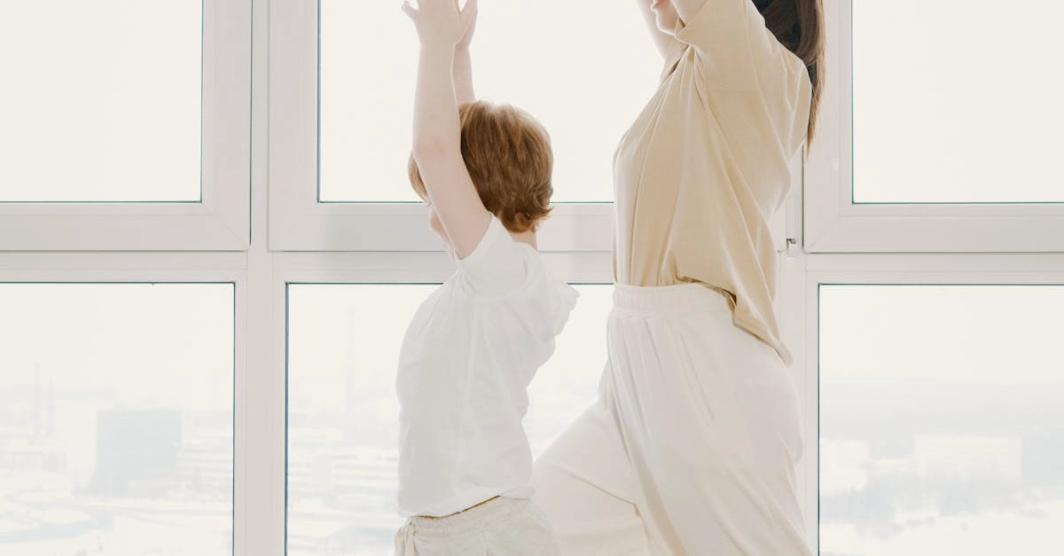 Семейная пара обсуждает планы досуга дома