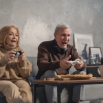 Семейная пара обсуждает выбор развлечений за столом