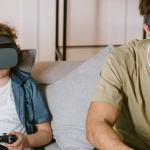 Семейная пара проводит досуг за игровыми развлечениями