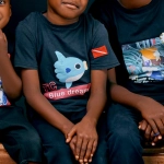 Семейная пара обсуждает развлечения и финансовый баланс дома