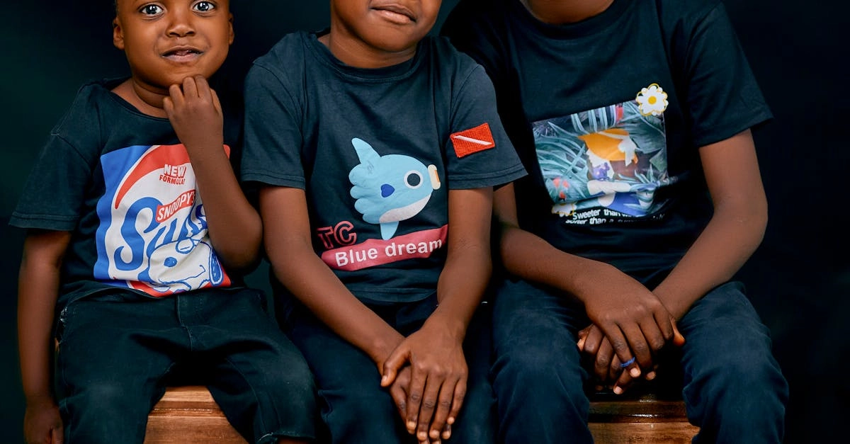 Семейная пара обсуждает развлечения и финансовый баланс дома